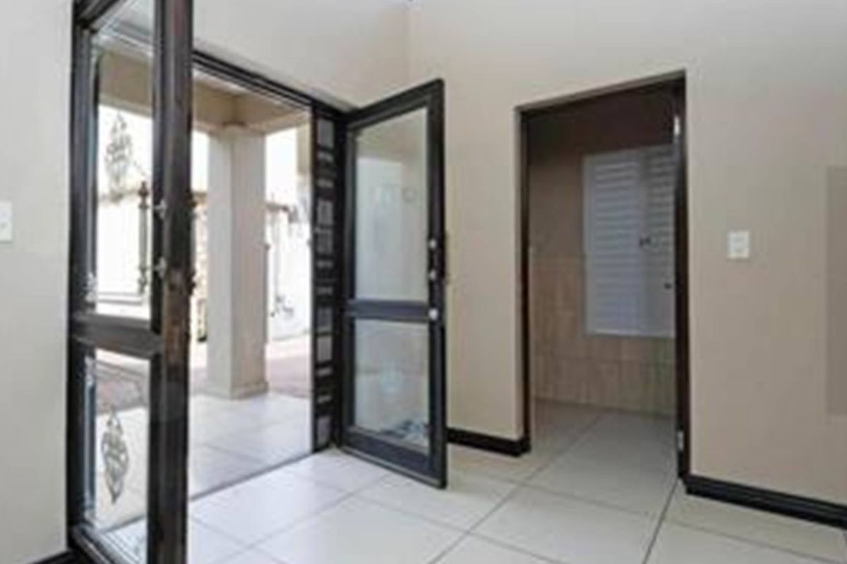 A Masterpiece of Modern Elegance: Discover 8 Berkeley Square, Bryanston you’ve been searching for - Photo 2