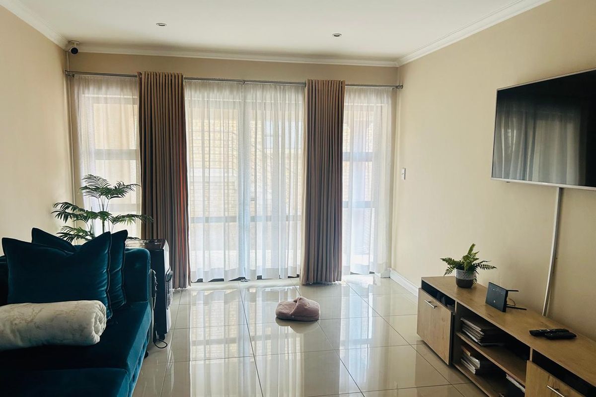 Finest Complex - 2 bedroom apartment for sale in Mondeor, Jhb - perfect for first-time buyers! - Photo 5