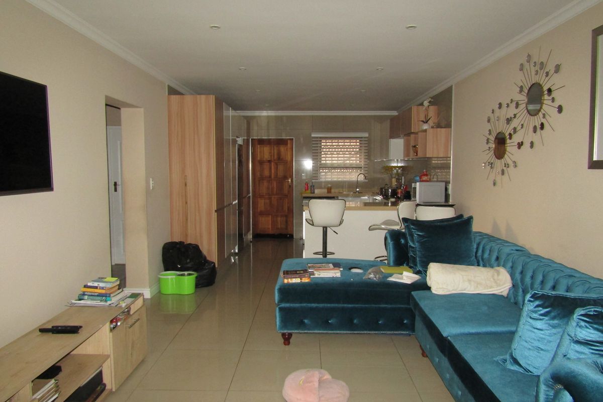 Finest Complex - 2 bedroom apartment for sale in Mondeor, Jhb - perfect for first-time buyers! - Photo 4
