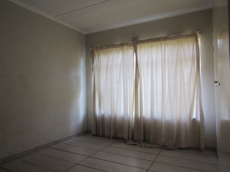 3-bedroom apartment to let in Mondeor, Johannesburg—perfect for family living! - Photo 6