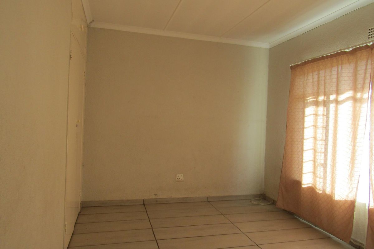 3-bedroom apartment to let in Mondeor, Johannesburg—perfect for family living! - Photo 3