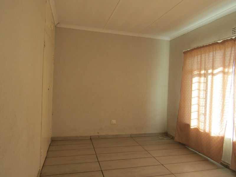 3-bedroom apartment to let in Mondeor, Johannesburg—perfect for family living! - Photo 3