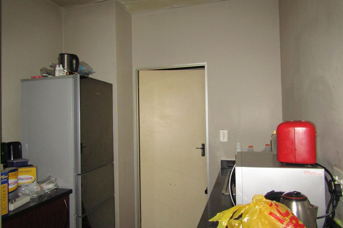 0.5 bedroom apartment for sale in vibrant Johannesburg Central - ideal for urban living! - Photo 5