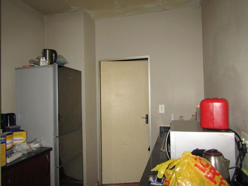 0.5 bedroom apartment for sale in vibrant Johannesburg Central - ideal for urban living! - Photo 5