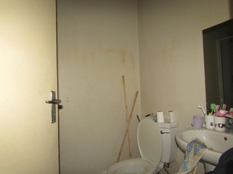 0.5 bedroom apartment for sale in vibrant Johannesburg Central - ideal for urban living! - Photo 6
