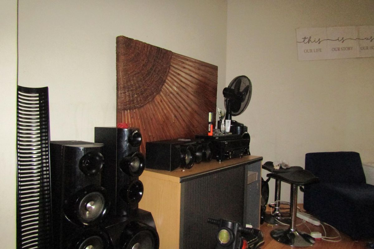 0.5 bedroom apartment for sale in vibrant Johannesburg Central - ideal for urban living! - Photo 3