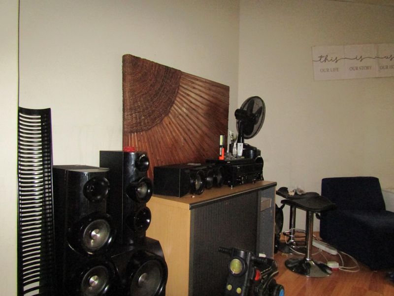 0.5 bedroom apartment for sale in vibrant Johannesburg Central - ideal for urban living! - Photo 3