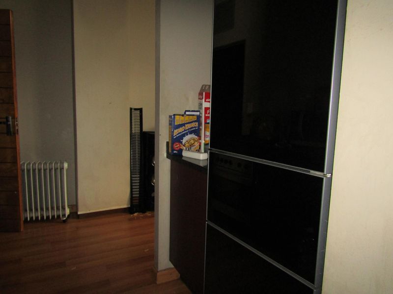 0.5 bedroom apartment for sale in vibrant Johannesburg Central - ideal for urban living! - Photo 9