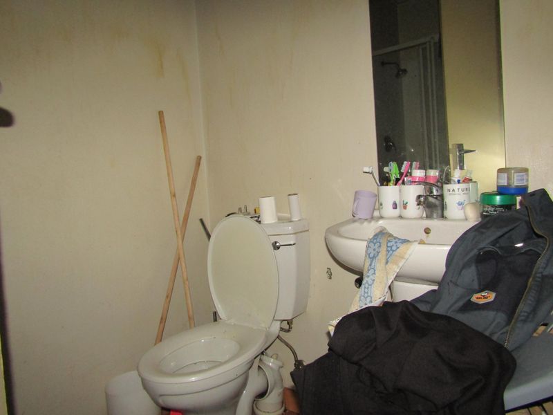 0.5 bedroom apartment for sale in vibrant Johannesburg Central - ideal for urban living! - Photo 7