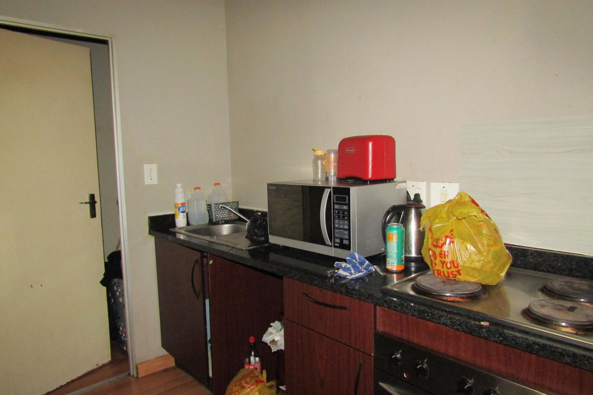 0.5 bedroom apartment for sale in vibrant Johannesburg Central - ideal for urban living! - Photo 4