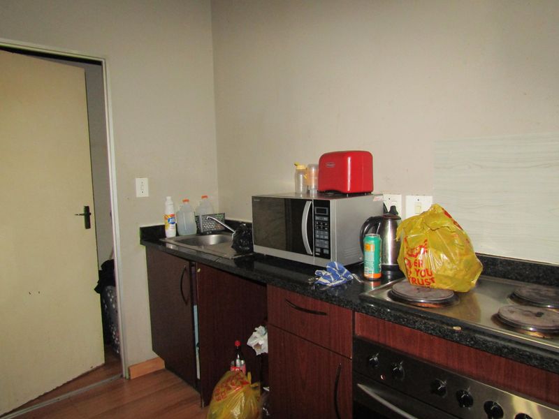 0.5 bedroom apartment for sale in vibrant Johannesburg Central - ideal for urban living! - Photo 4