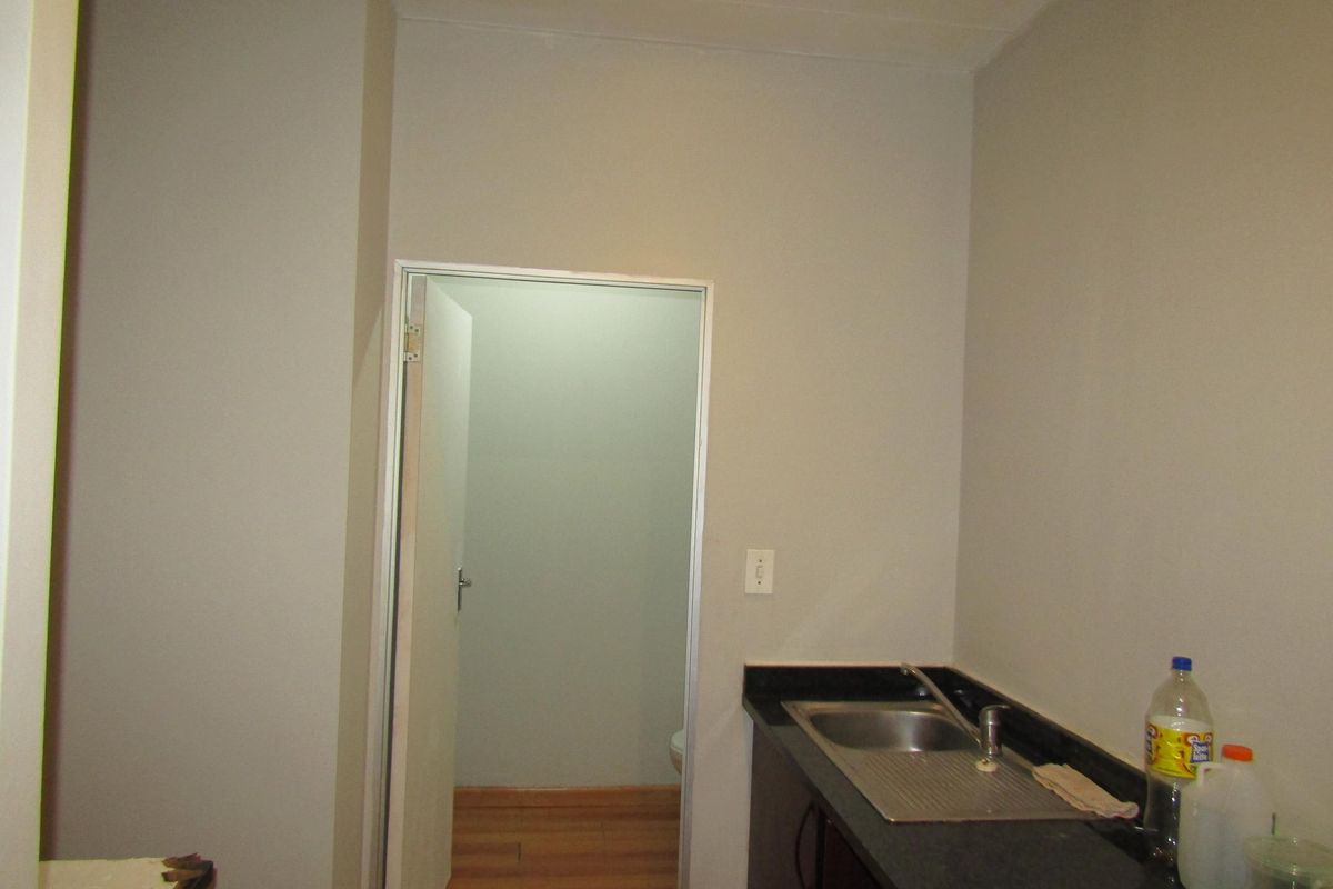 0.5 bedroom apartment for sale in vibrant Johannesburg Central - ideal for urban living! - Photo 5