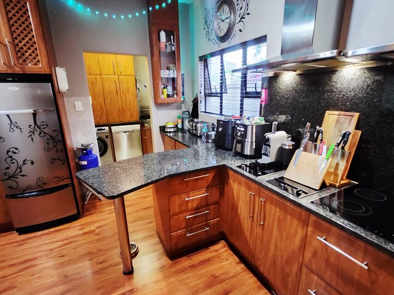 Double Storey Stunner - Photo 3