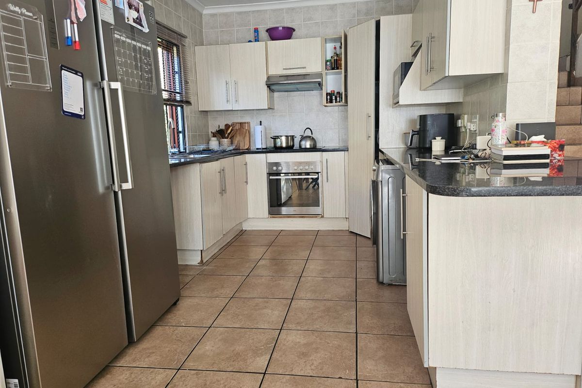 Exceptional Living 3-Bedroom Duplex on Auction - Photo 5