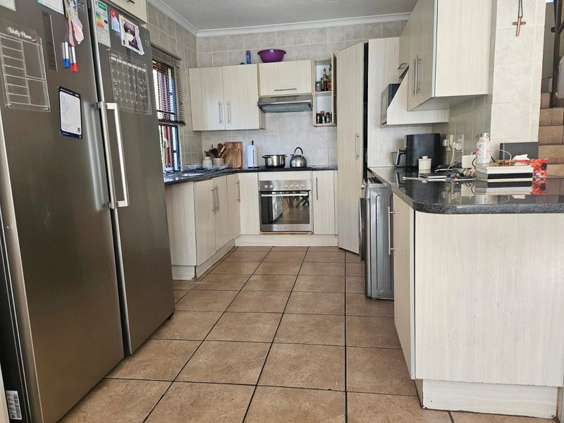 Exceptional Living 3-Bedroom Duplex on Auction - Photo 5