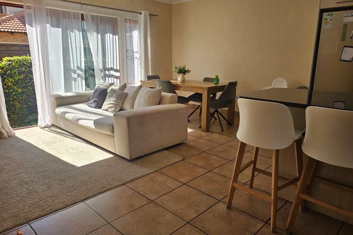 Exceptional Living 3-Bedroom Duplex on Auction - Photo 4