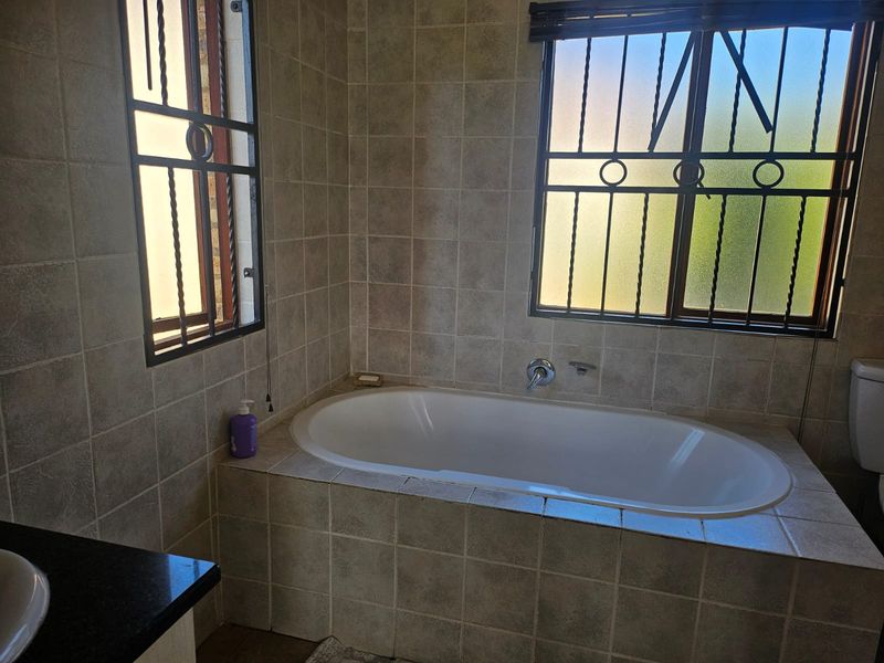 Exceptional Living 3-Bedroom Duplex on Auction - Photo 9