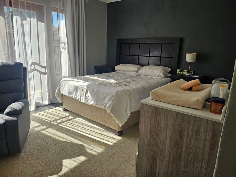 Exceptional Living 3-Bedroom Duplex on Auction - Photo 8
