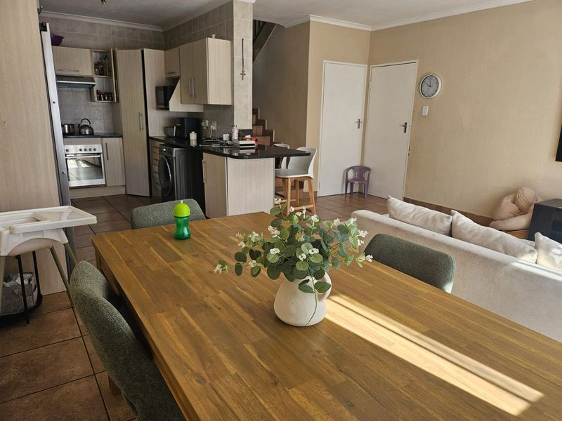 Exceptional Living 3-Bedroom Duplex on Auction - Photo 6
