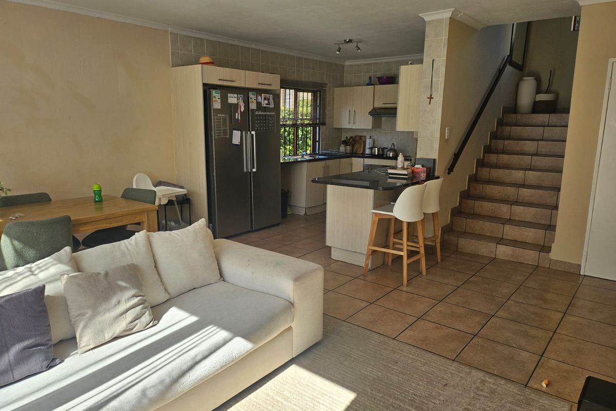 Exceptional Living 3-Bedroom Duplex on Auction - Photo 3
