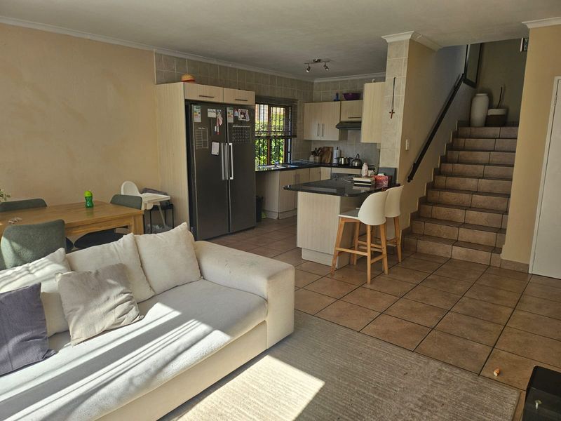 Exceptional Living 3-Bedroom Duplex on Auction - Photo 3