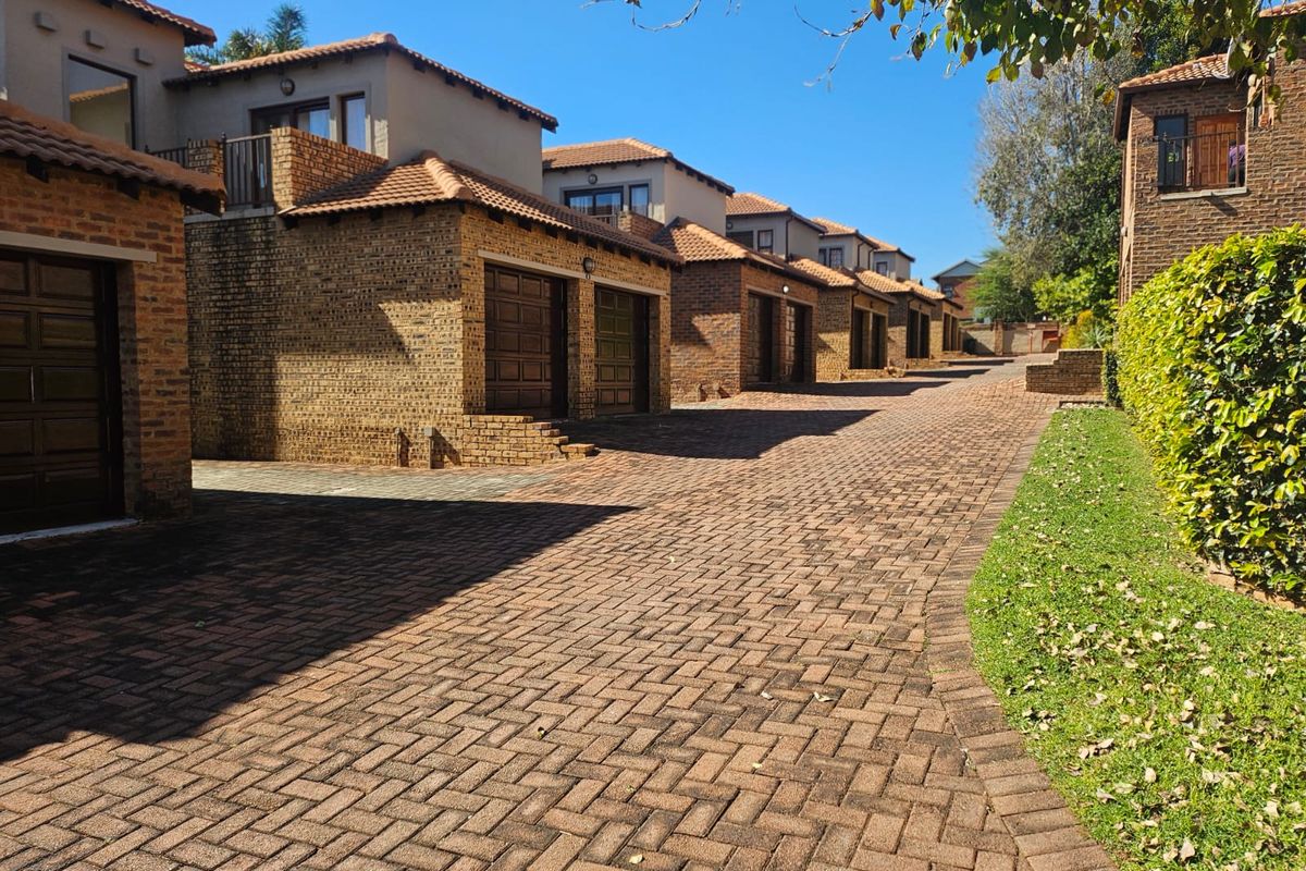 Exceptional Living 3-Bedroom Duplex on Auction - Photo 2