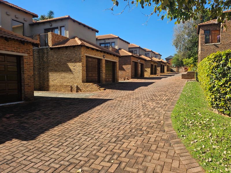 Exceptional Living 3-Bedroom Duplex on Auction - Photo 2