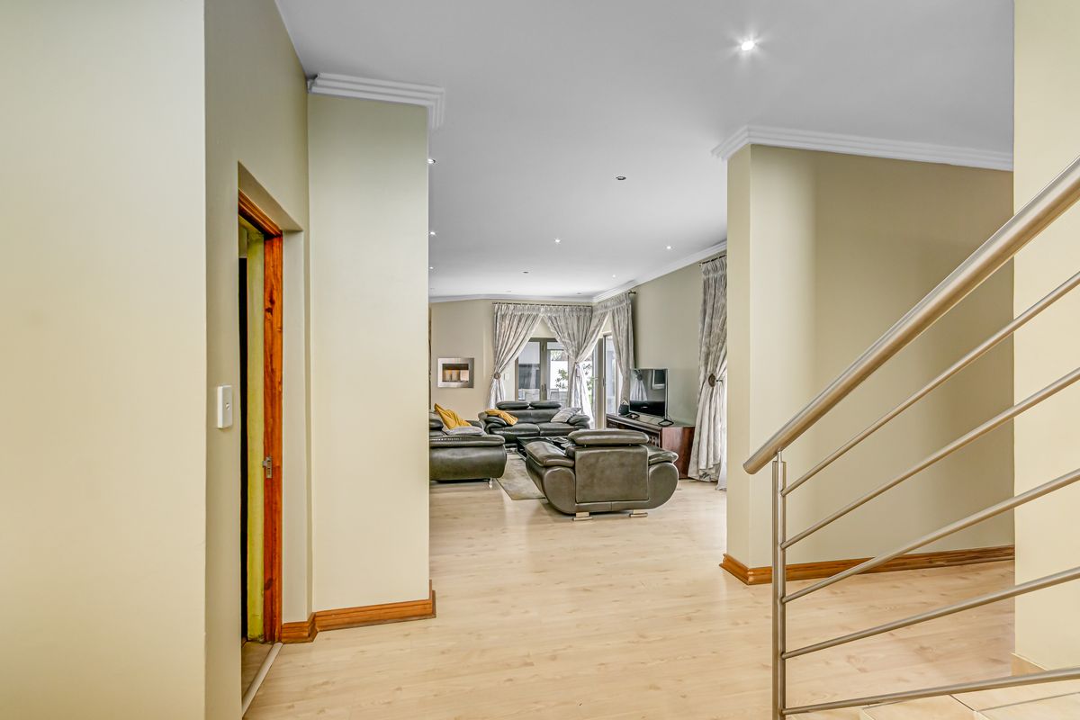 Stunning 4 bedroom family home plus the helpers room in a security Estate !! - Photo 4