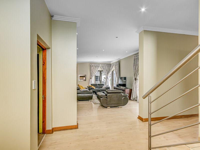 Stunning 4 bedroom family home plus the helpers room in a security Estate !! - Photo 4