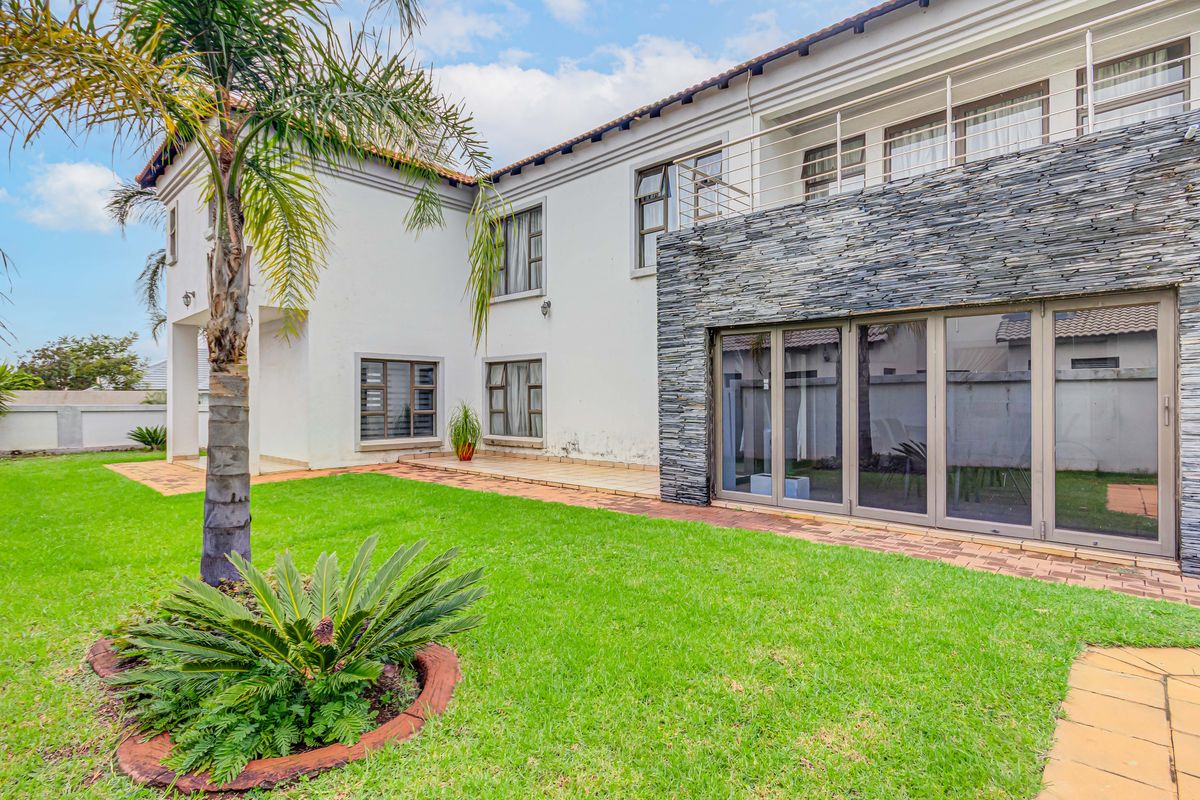 Stunning 4 bedroom family home plus the helpers room in a security Estate !! - Photo 3