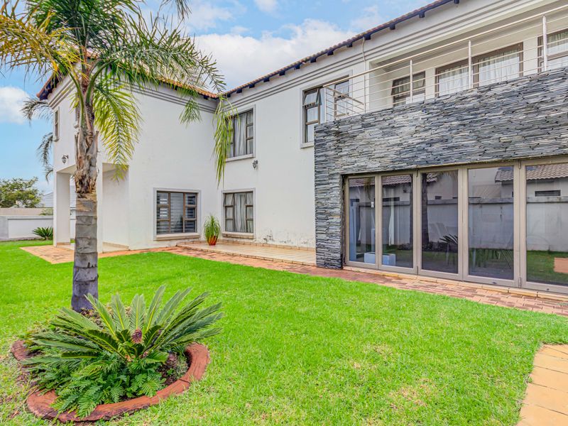 Stunning 4 bedroom family home plus the helpers room in a security Estate !! - Photo 3