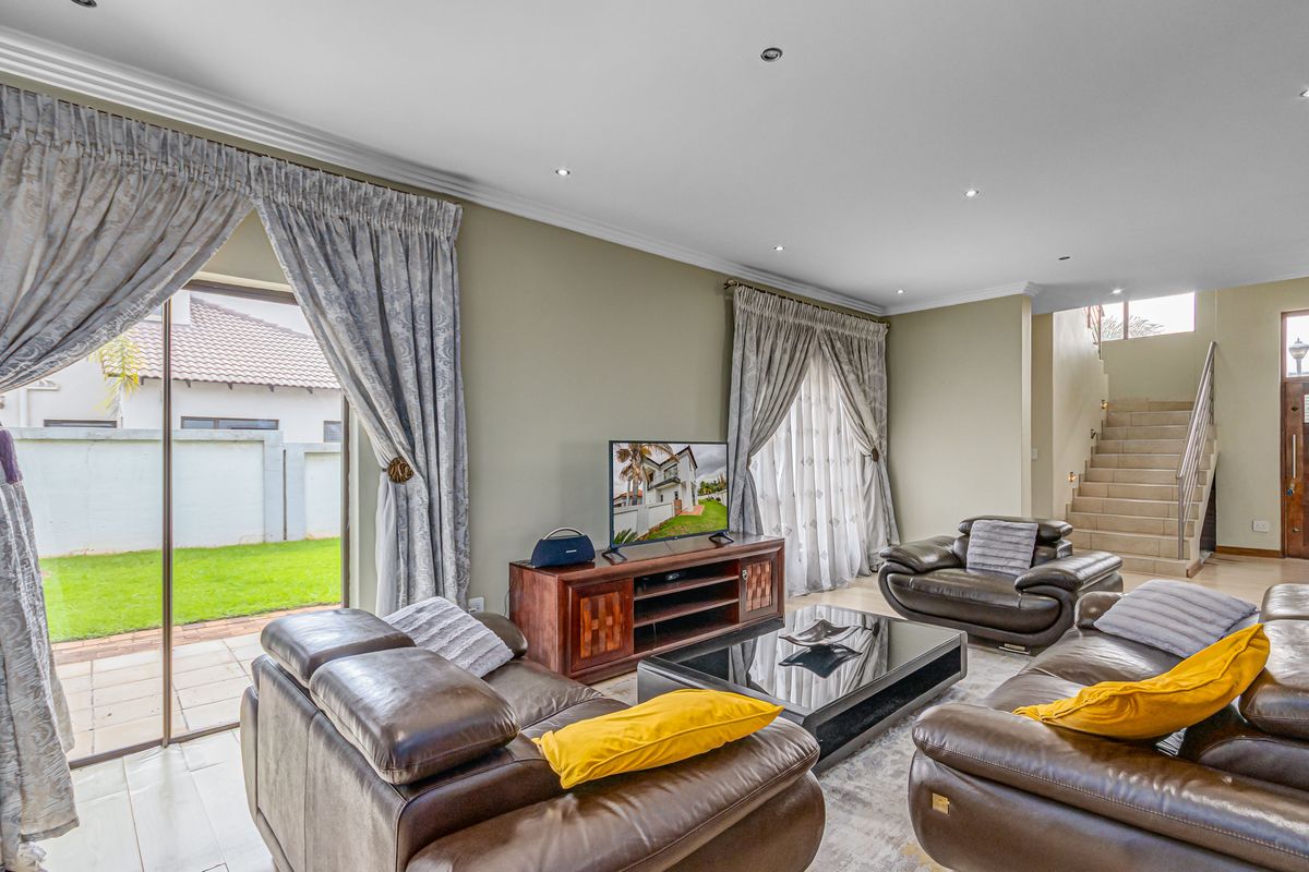 Stunning 4 bedroom family home plus the helpers room in a security Estate !! - Photo 5