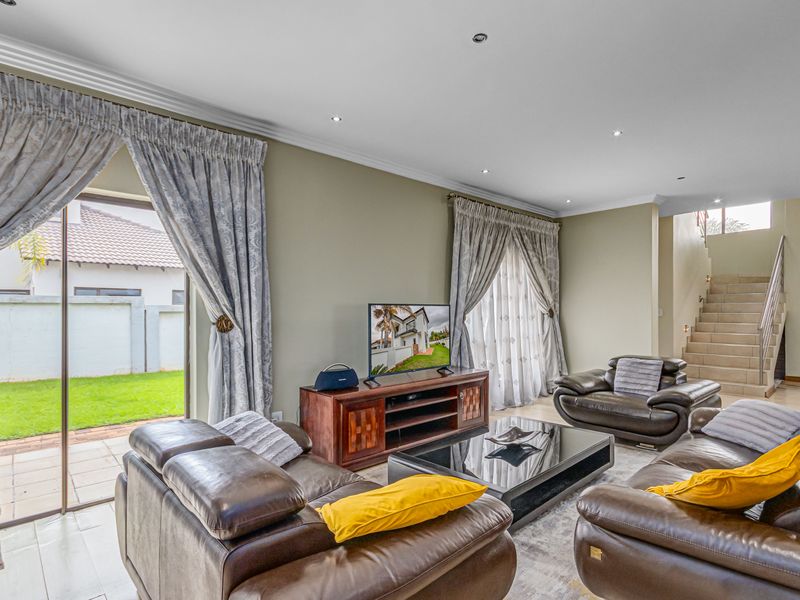 Stunning 4 bedroom family home plus the helpers room in a security Estate !! - Photo 5
