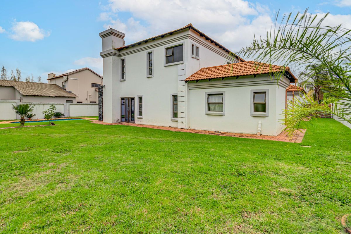 Stunning 4 bedroom family home plus the helpers room in a security Estate !! - Photo 2
