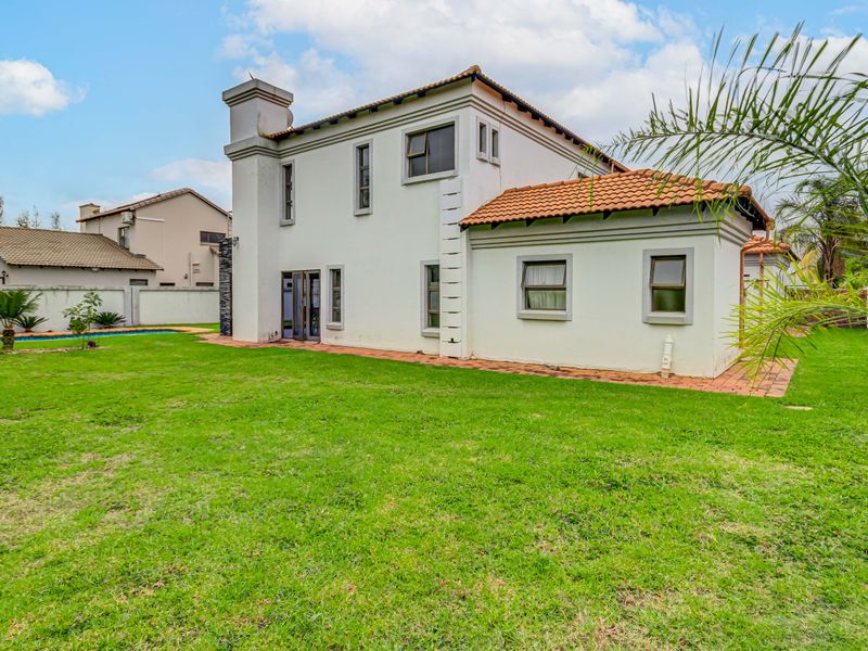 Stunning 4 bedroom family home plus the helpers room in a security Estate !! - Photo 2