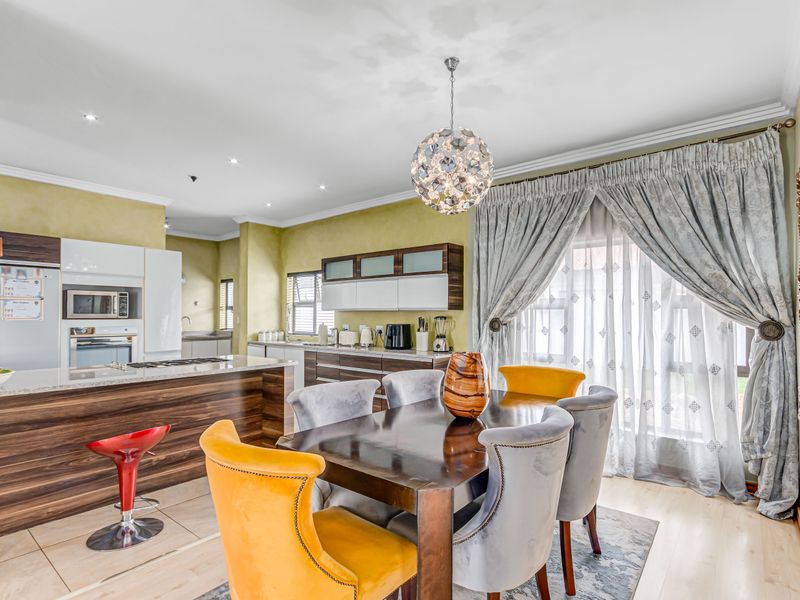 Stunning 4 bedroom family home plus the helpers room in a security Estate !! - Photo 10