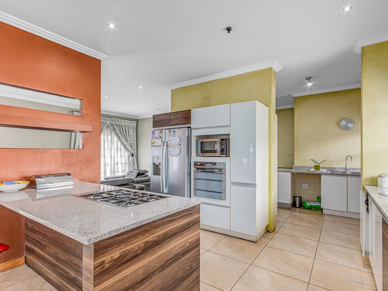 Stunning 4 bedroom family home plus the helpers room in a security Estate !! - Photo 9