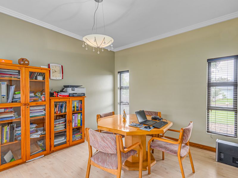Stunning 4 bedroom family home plus the helpers room in a security Estate !! - Photo 8