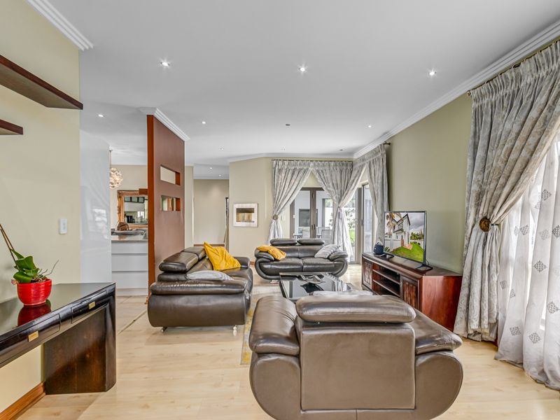 Stunning 4 bedroom family home plus the helpers room in a security Estate !! - Photo 7
