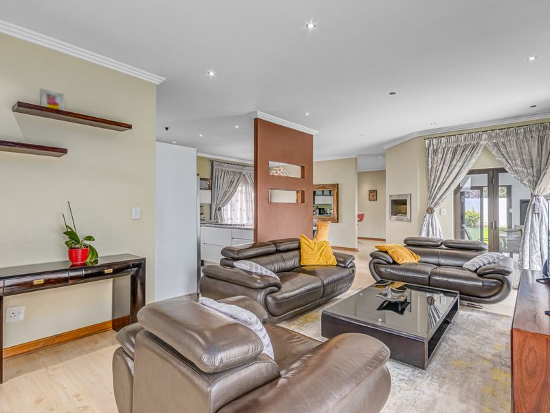 Stunning 4 bedroom family home plus the helpers room in a security Estate !! - Photo 6