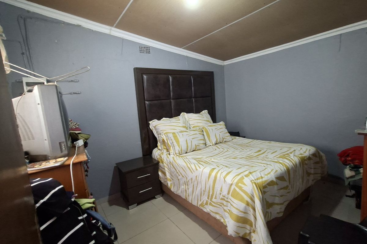 Prime Investment: 2-Bed House + 3 Units with Huge Expansion Space! - Photo 2