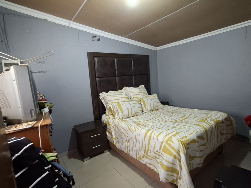 Prime Investment: 2-Bed House + 3 Units with Huge Expansion Space! - Photo 2