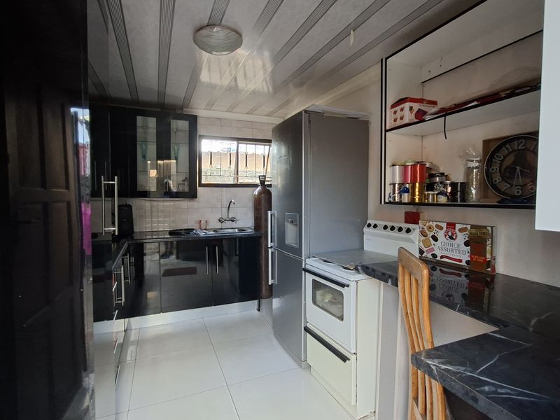 Prime Investment: 2-Bed House + 3 Units with Huge Expansion Space! - Photo 3
