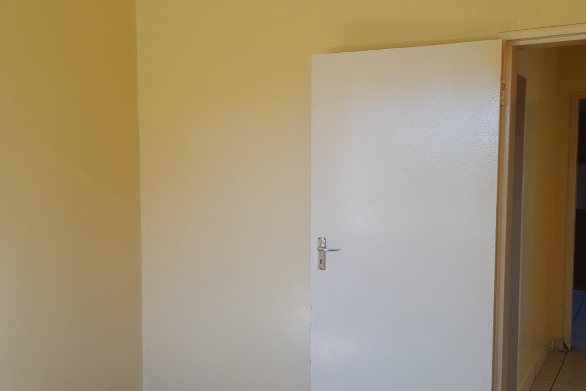 A beautifully renovated 2-bedroom, 1 full bathroom ground-floor unit - Photo 5