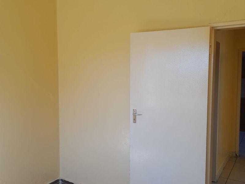 A beautifully renovated 2-bedroom, 1 full bathroom ground-floor unit - Photo 5