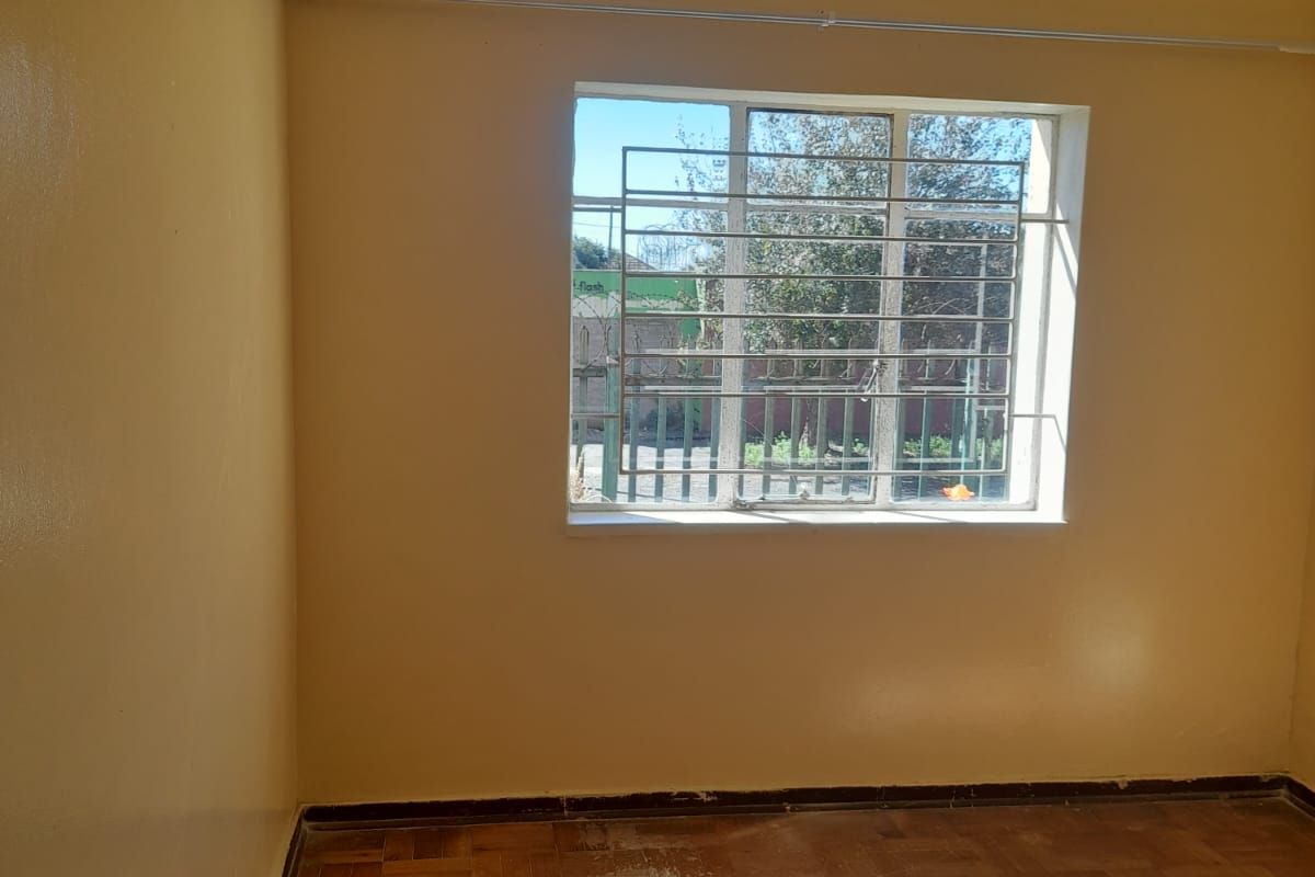 A beautifully renovated 2-bedroom, 1 full bathroom ground-floor unit - Photo 4
