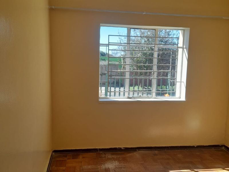 A beautifully renovated 2-bedroom, 1 full bathroom ground-floor unit - Photo 4