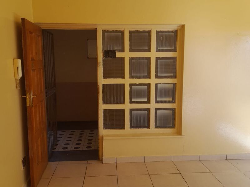 A beautifully renovated 2-bedroom, 1 full bathroom ground-floor unit - Photo 10