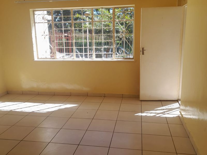 A beautifully renovated 2-bedroom, 1 full bathroom ground-floor unit - Photo 9