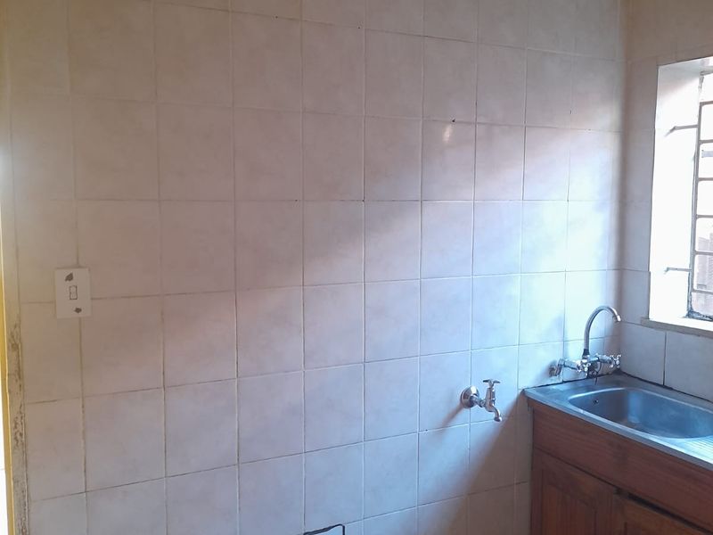 A beautifully renovated 2-bedroom, 1 full bathroom ground-floor unit - Photo 8